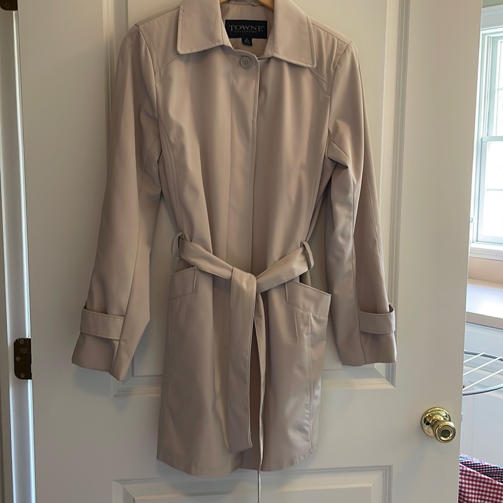 Women’s Raincoat by Towne Collection. Size M with pretty design lining.